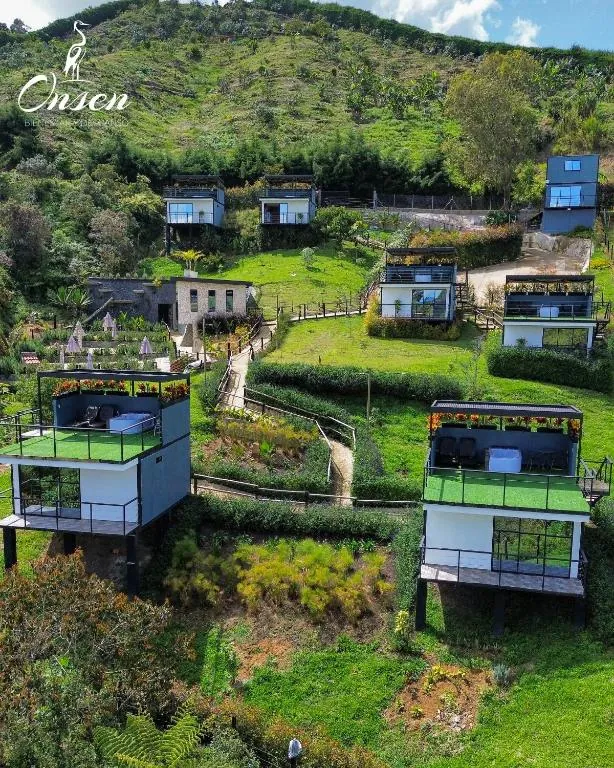 Vista aérea de las cabañas de Hotel Onsen en la ladera de Guatapé