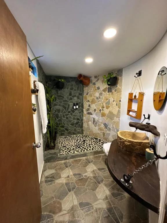 Baño con jacuzzi privado de una cabaña en Hotel Onsen